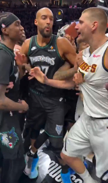 开云体育官网-近距离体验NBA球员冲突压迫感！约基奇这体型也就戈贝尔敢劝架了